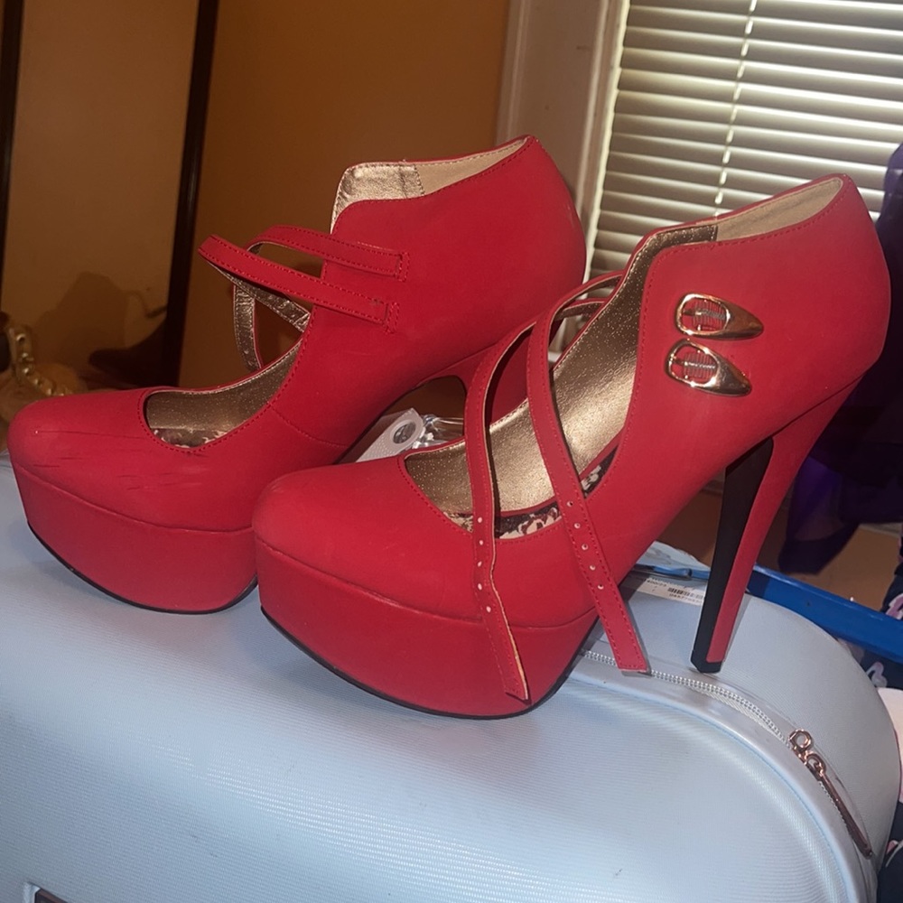 Red pumps - Picture 2 of 6